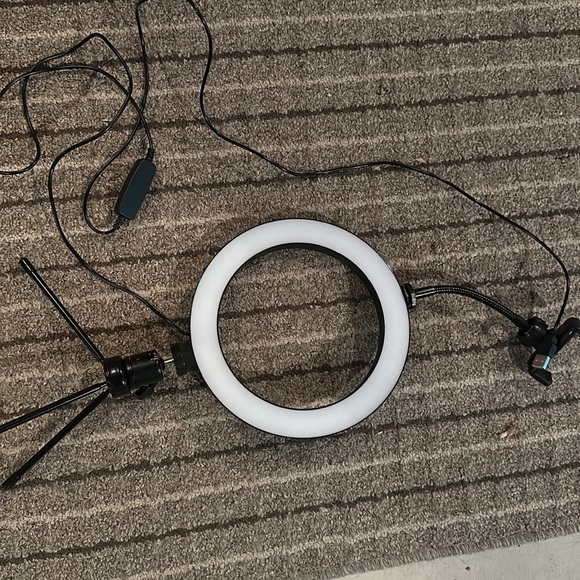 Selfie Light with Phone Stand - Picture 6 of 10